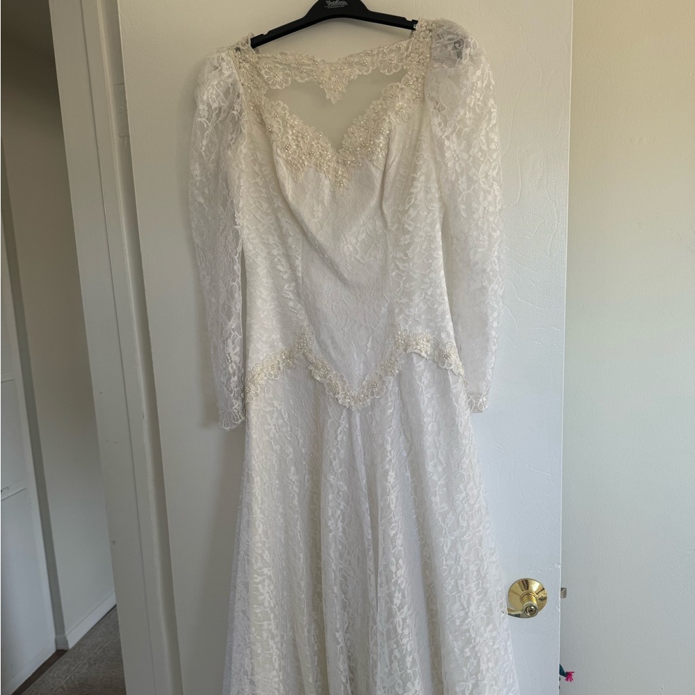 Vintage White Lace Long-Sleeve Bridal Dress